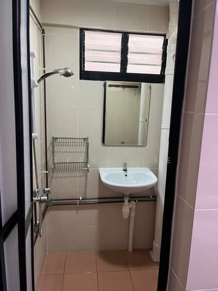 61 Lorong 5 Toa Payoh, 61 Lorong 5 Toa Payoh, 2 Bedrooms, 700 sqft, HDB Flat For Rent, by Jeffrey Lee, 500093027 - Bathroom - PropertyGuru.com.sg