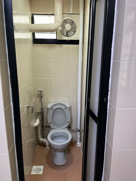 61 Lorong 5 Toa Payoh, 61 Lorong 5 Toa Payoh, 2 Bedrooms, 700 sqft, HDB Flat For Rent, by Jeffrey Lee, 500093027 - Bathroom - PropertyGuru.com.sg