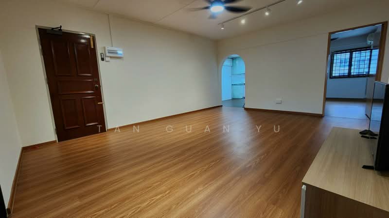 327 Ang Mo Kio Avenue 3, 327 Ang Mo Kio Avenue 3, 3 Bedrooms, 1,054 sqft, HDB Flat For Rent, by Tan Guan Yu, 500093047 - Living Room - PropertyGuru.com.sg