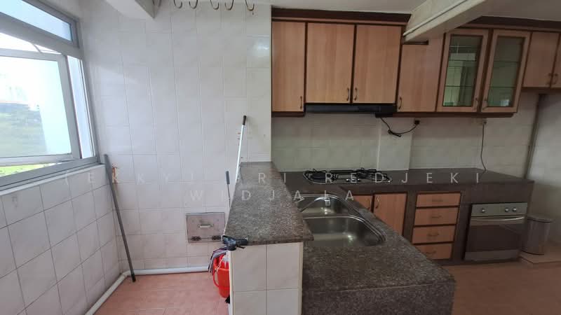 1 Lorong 7 Toa Payoh HDB Flat For Sale at S$ 420,000 | PropertyGuru Singapore - Kitchen