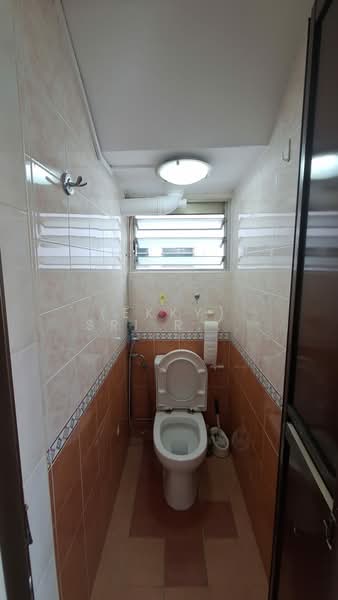 1 Lorong 7 Toa Payoh HDB Flat For Sale at S$ 420,000 | PropertyGuru Singapore - Bathroom