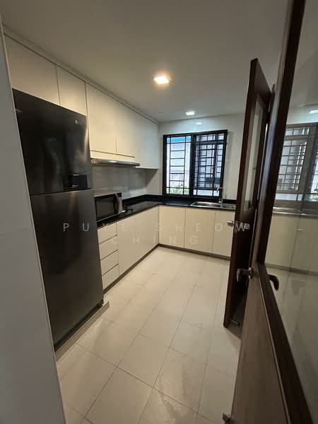 Woodsvale Condominium For Sale at S$ 1,400,000 | PropertyGuru Singapore - Kitchen