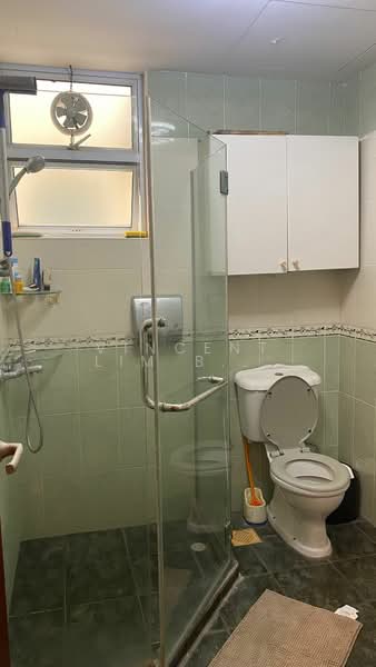 Lakepoint Condo, 8 Lakepoint Drive, Room Rental, 150 sqft, Condominium For Rent, by Vincent Lim Boon Seng, 500093084 - Bathroom - PropertyGuru.com.sg