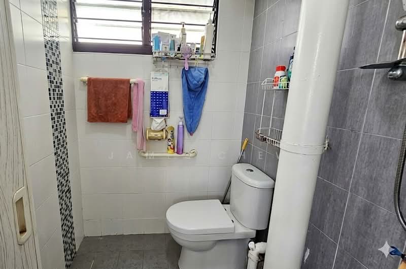 535 Jurong West Street 52, 535 Jurong West Street 52, 2 Bedrooms, 721 sqft, HDB Flat For Sale, by James Chew, 500093100 - Bathroom - PropertyGuru.com.sg