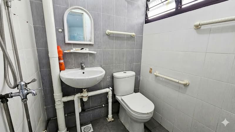 535 Jurong West Street 52, 535 Jurong West Street 52, 2 Bedrooms, 721 sqft, HDB Flat For Sale, by James Chew, 500093100 - Bathroom - PropertyGuru.com.sg