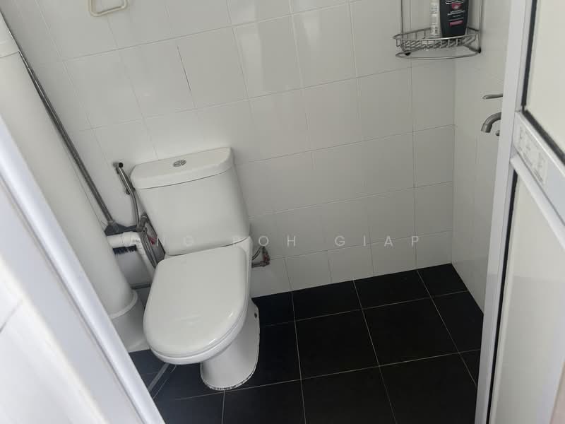 213 Bukit Batok Street 21, 213 Bukit Batok Street 21, 3 Bedrooms, 1,001 sqft, HDB Flat For Rent, by Ang Poh Giap, 500093114 - Bathroom - PropertyGuru.com.sg