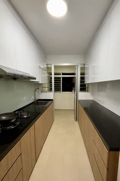 443C Bukit Batok West Avenue 8 HDB Flat For Sale at S$ 828,000 | PropertyGuru Singapore - Kitchen