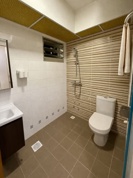 443C Bukit Batok West Avenue 8 HDB Flat For Sale at S$ 828,000 | PropertyGuru Singapore - Bathroom