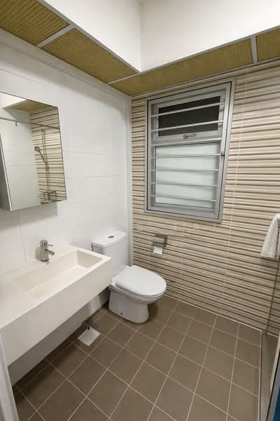 443C Bukit Batok West Avenue 8 HDB Flat For Sale at S$ 828,000 | PropertyGuru Singapore - Bathroom