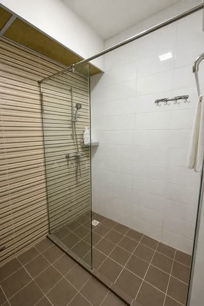 443C Bukit Batok West Avenue 8 HDB Flat For Sale at S$ 828,000 | PropertyGuru Singapore - Bathroom