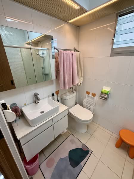 461C Bukit Batok West Avenue 8 HDB Flat For Sale at S$ 865,000 | PropertyGuru Singapore - Bathroom