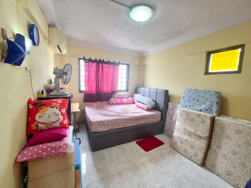 635 Yishun Street 61 HDB Flat For Sale at S$ 599,000 | PropertyGuru Singapore - Bedroom