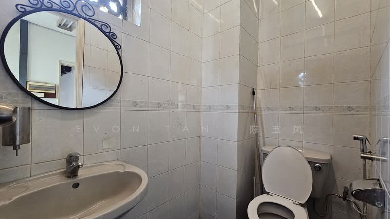 ✨ 3F + Mezz Shophouse Space | Heart of Chinatown, Trengganu Street | Temple Street | Pagoda Street, 1,380 sqft, Shop / Shophouse For Rent, by Evon Tan 陈玉凤, 500093137 - Bathroom - CommercialGuru.com.sg