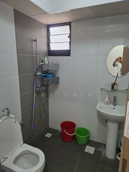 458A Sengkang West Road HDB Flat For Sale at S$ 678,000 | PropertyGuru Singapore - Bathroom