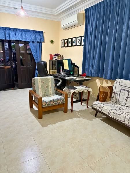 RARE 10m Wide Frontage Corner Terrace Serangoon Garden Estate, Cardiff Grove, 5 Bedrooms, 1,500 sqft, Corner Terrace For Sale, by Darren Leow, 500093178 - Living Room - PropertyGuru.com.sg