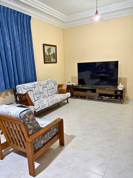 RARE 10m Wide Frontage Corner Terrace Serangoon Garden Estate, Cardiff Grove, 5 Bedrooms, 1,500 sqft, Corner Terrace For Sale, by Darren Leow, 500093178 - Living Room - PropertyGuru.com.sg