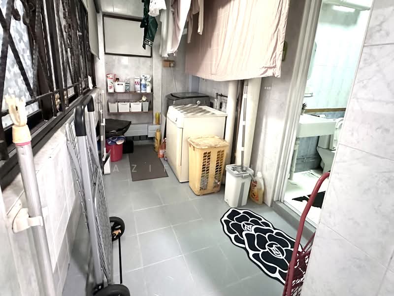 795 Woodlands Drive 72 HDB Flat For Sale at S$ 630,000 | PropertyGuru Singapore - Service Balcony