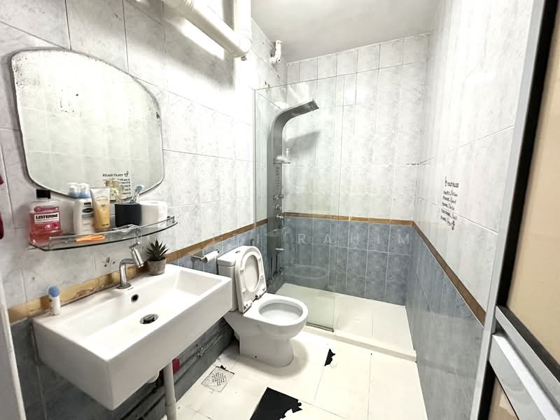 795 Woodlands Drive 72 HDB Flat For Sale at S$ 630,000 | PropertyGuru Singapore - Common Bathroom