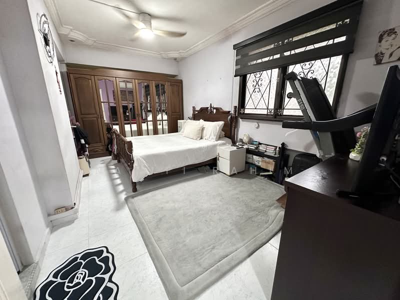 795 Woodlands Drive 72 HDB Flat For Sale at S$ 630,000 | PropertyGuru Singapore - Master Bedroom