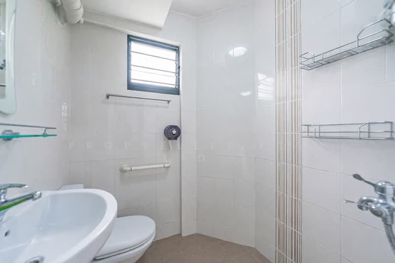 306 Jurong East Street 32 HDB Flat For Sale at S$ 428,888 | PropertyGuru Singapore - Bathroom