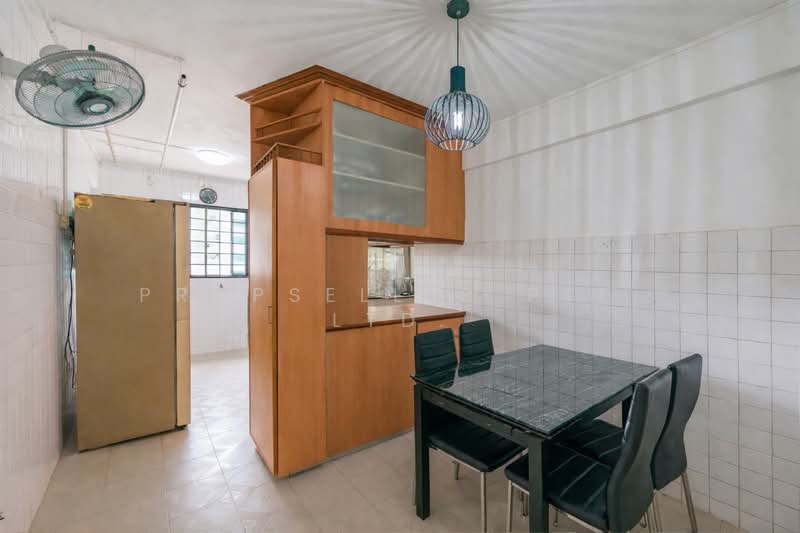 306 Jurong East Street 32 HDB Flat For Sale at S$ 428,888 | PropertyGuru Singapore - Kitchen