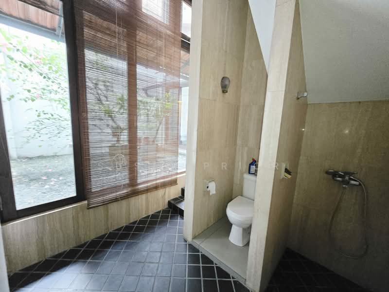 Cosy Emerald 1 Bed No Cooking, $4K, EMERALD HILL CONSERVATION AREA, 1 Bedroom, 950 sqft, Conservation House For Rent, by Susan Prior, 500093200 - Bathroom - PropertyGuru.com.sg