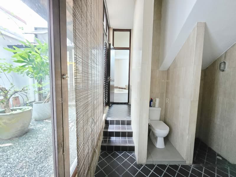 Cosy Emerald 1 Bed No Cooking, $4K, EMERALD HILL CONSERVATION AREA, 1 Bedroom, 950 sqft, Conservation House For Rent, by Susan Prior, 500093200 - Bathroom - PropertyGuru.com.sg