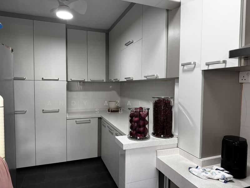 658 Woodlands Ring Road HDB Flat For Sale at S$ 950,000 | PropertyGuru Singapore - Kitchen
