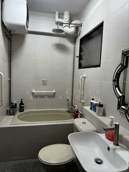 658 Woodlands Ring Road, 658 Woodlands Ring Road, 3 Bedrooms, 1,550 sqft, HDB Flat For Sale, by Andy Azaly Bin Suboh, 500093222 - Bathroom - PropertyGuru.com.sg