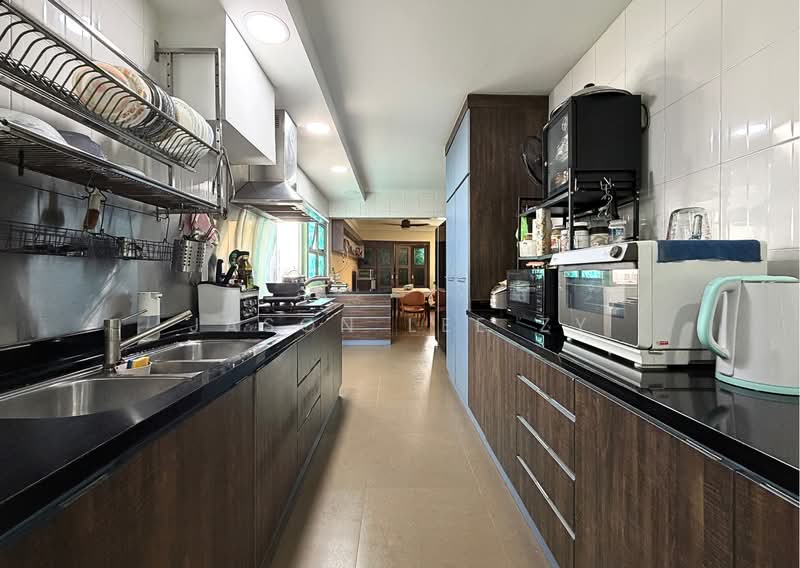 125 Bukit Batok Central HDB Flat For Sale at S$ 925,000 | PropertyGuru Singapore - Kitchen