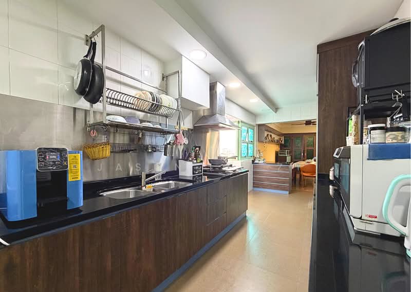 125 Bukit Batok Central HDB Flat For Sale at S$ 925,000 | PropertyGuru Singapore - Kitchen