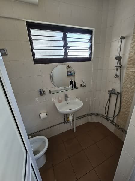 236 Hougang Avenue 1 HDB Flat For Sale at S$ 699,000 | PropertyGuru Singapore - Bathroom