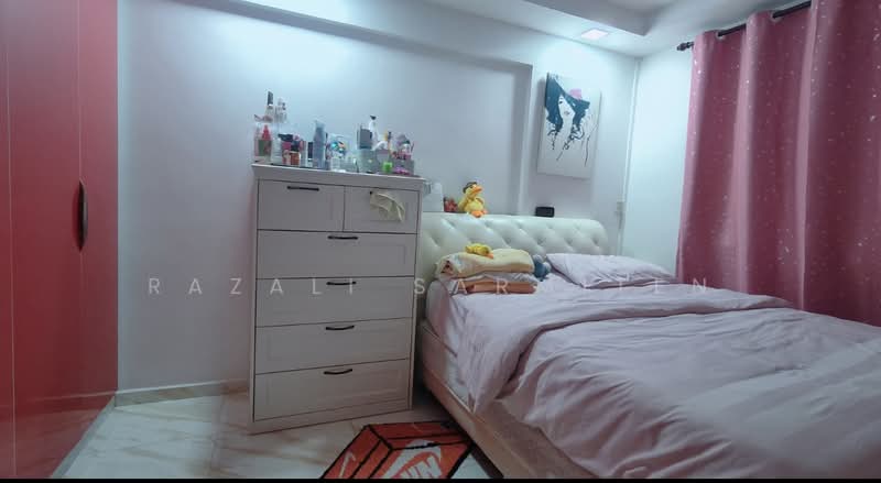 330 Bukit Batok Street 33 HDB Flat For Sale at S$ 861,000 | PropertyGuru Singapore - Bedroom