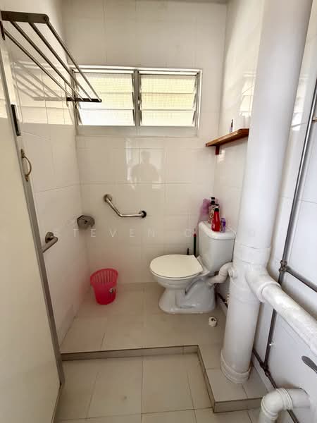 711 Clementi West Street 2, 711 Clementi West Street 2, 2 Bedrooms, 721 sqft, HDB Flat For Rent, by Steven Choo, 500093273 - Bathroom - PropertyGuru.com.sg
