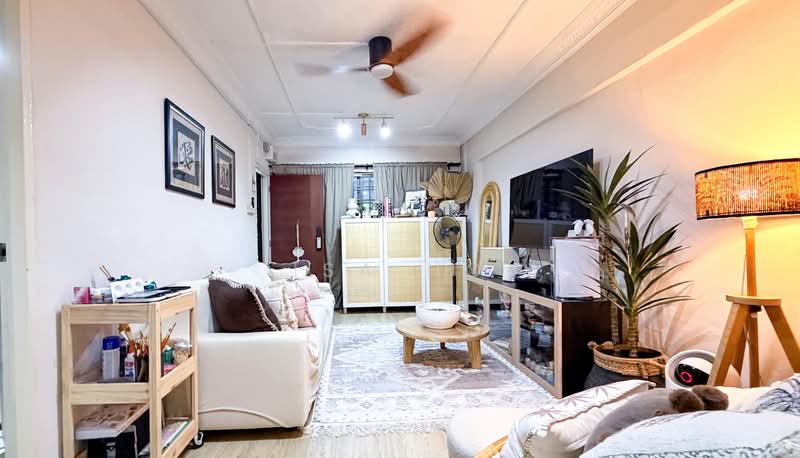 168 Bukit Batok West Avenue 8 HDB Flat For Sale at S$ 430,000 | PropertyGuru Singapore - Living Room