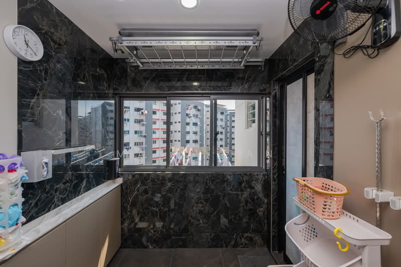 415 Jurong West Street 42 HDB Flat For Sale at S$ 698,888 | PropertyGuru Singapore - Kitchen Yard