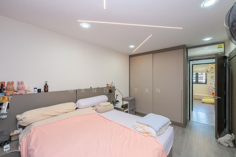 415 Jurong West Street 42 HDB Flat For Sale at S$ 698,888 | PropertyGuru Singapore - Master Bedroom 