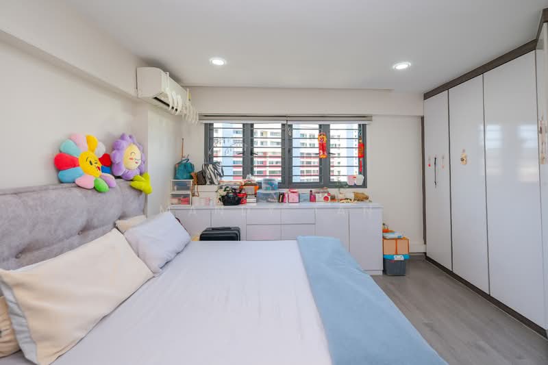 415 Jurong West Street 42 HDB Flat For Sale at S$ 698,888 | PropertyGuru Singapore - Bedroom 3