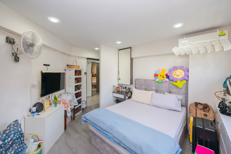 415 Jurong West Street 42 HDB Flat For Sale at S$ 698,888 | PropertyGuru Singapore - Bedroom 3