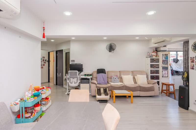415 Jurong West Street 42 HDB Flat For Sale at S$ 698,888 | PropertyGuru Singapore - Living Room