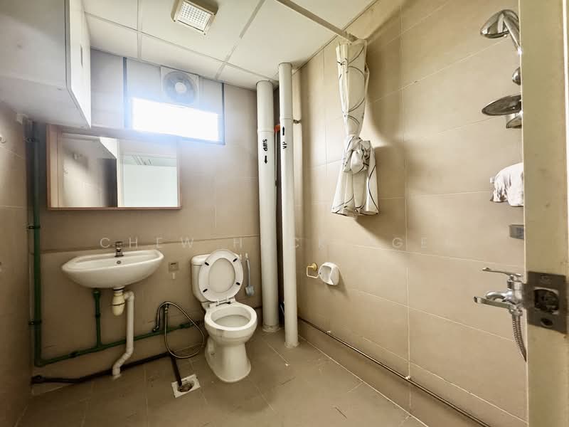 Oxley BizHub, 61 Ubi Road 1, 980 sqft, Light Industrial (B1) For Sale, by Chew Hock Ngee, 500093297 - Bathroom - CommercialGuru.com.sg