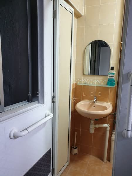 558 Jurong West Street 42, 558 Jurong West Street 42, Room Rental, 150 sqft, HDB Flat For Rent, by Adrian Lee 李俊汶, 500093299 - Bathroom - PropertyGuru.com.sg