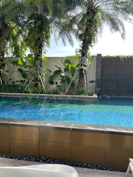 Parksuites, 18 Holland Grove Road, 2 Bedrooms, 807 sqft, Condominium For Rent, by Cheraine Tan, 500093312 - Pool - PropertyGuru.com.sg