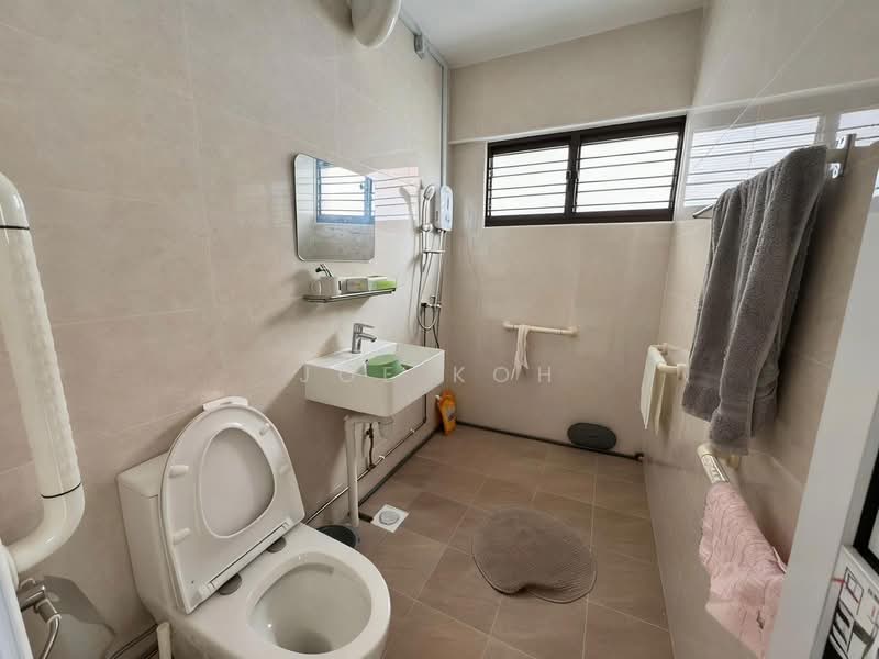 418 Fajar Road HDB Flat For Sale at S$ 730,000 | PropertyGuru Singapore - Bathroom