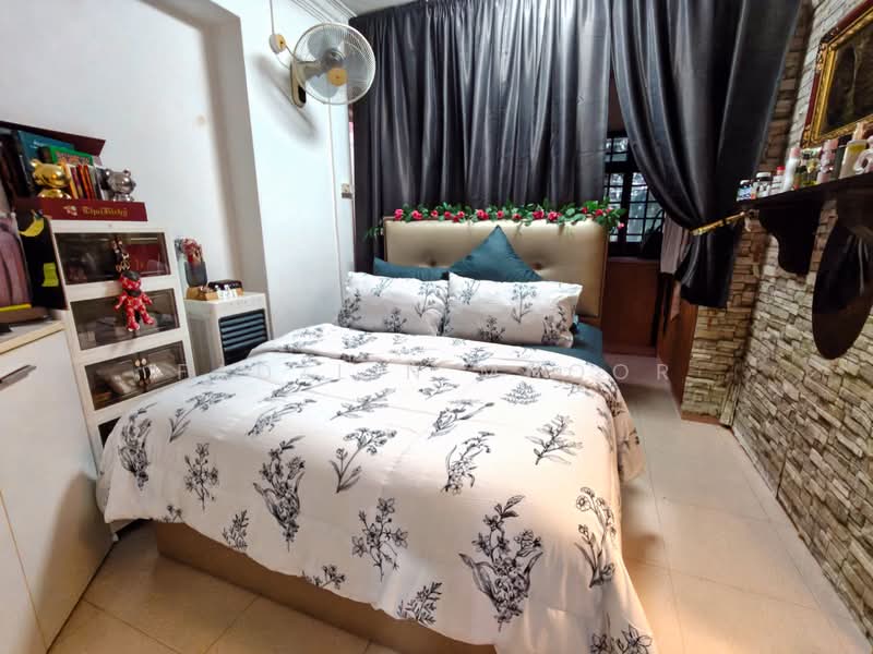 895B Woodlands Drive 50 HDB Flat For Sale at S$ 590,000 | PropertyGuru Singapore - Bedroom