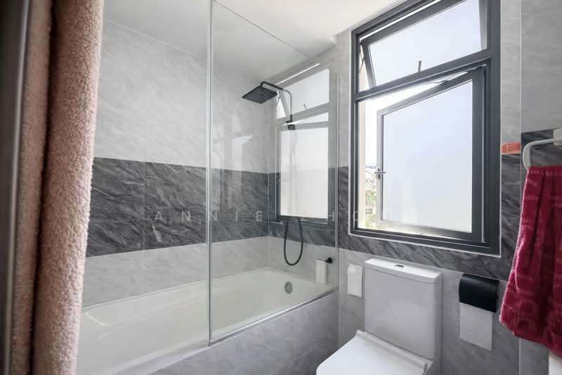 Palm Isles Condominium For Sale at S$ 970,000 | PropertyGuru Singapore - Bathroom