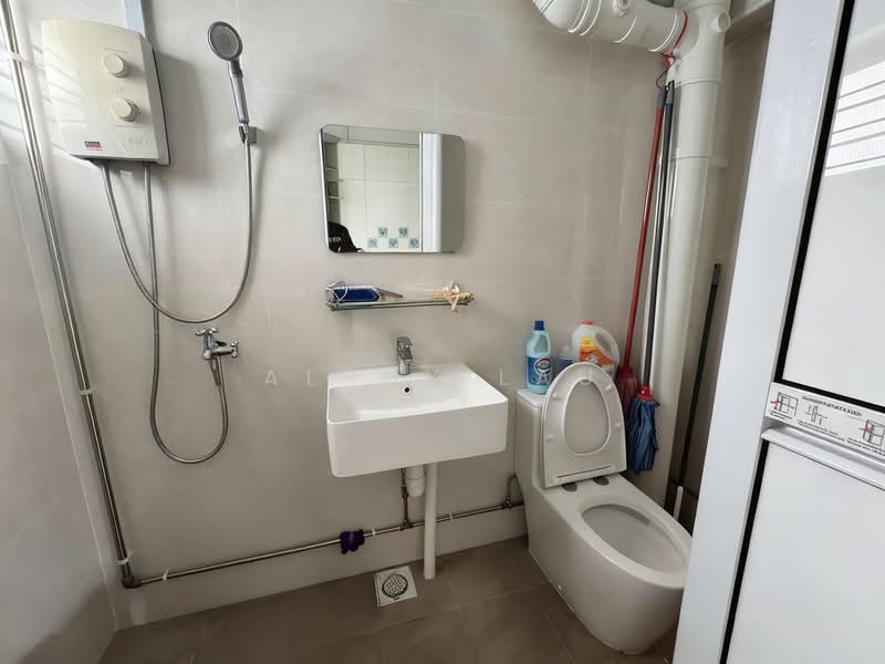 418 Fajar Road HDB Flat For Sale at S$ 730,000 | PropertyGuru Singapore - Bathroom