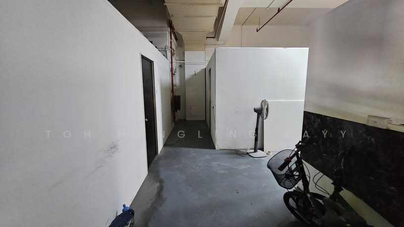 Ubi showrooms l Office I Warehouse I Light industrial, , 2,000 sqft, Factory / Workshop (B2) For Rent, by Toh HongLing Rayy, 500093346 - Corridor - CommercialGuru.com.sg