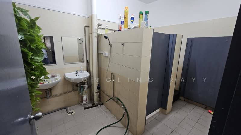 Ubi showrooms l Office I Warehouse I Light industrial, , 2,000 sqft, Factory / Workshop (B2) For Rent, by Toh HongLing Rayy, 500093346 - Bathroom - CommercialGuru.com.sg