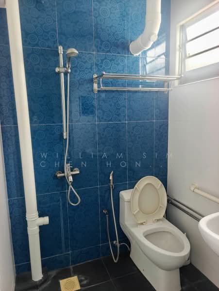 221A Jurong East Street 21, 221A Jurong East Street 21, 3 Bedrooms, 980 sqft, HDB Flat For Rent, by William Sim Chen Hong 沈宸鋐, 500093352 - Bathroom - PropertyGuru.com.sg